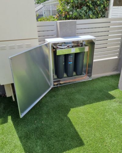 Full House Filtration – With Brushed Aluminium Enclosure – Three Filtration Stages with 20″ x 4.5″ Filters For Unique and Absolute Protection